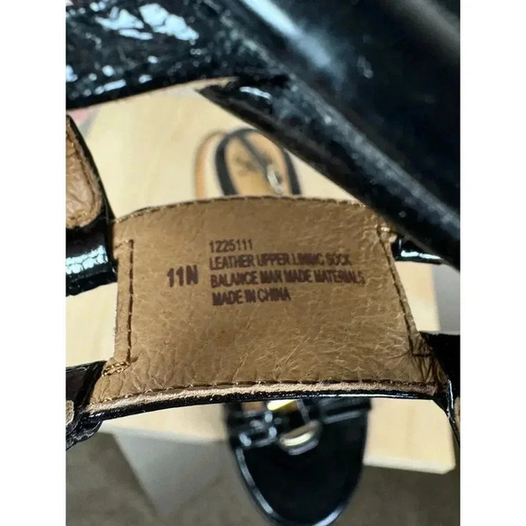 Sofft Patent Leather Black strap Sandals Gold Hardware Wedge 11N - Picture 9 of 10